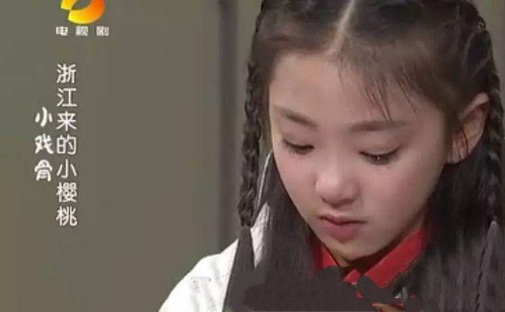 "面若中秋之月,圆圆的.色如春晓之花,红红的.