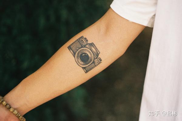 第一次纹身 纹了一台相机机献给自己的工作! 父母看见了没多说什么