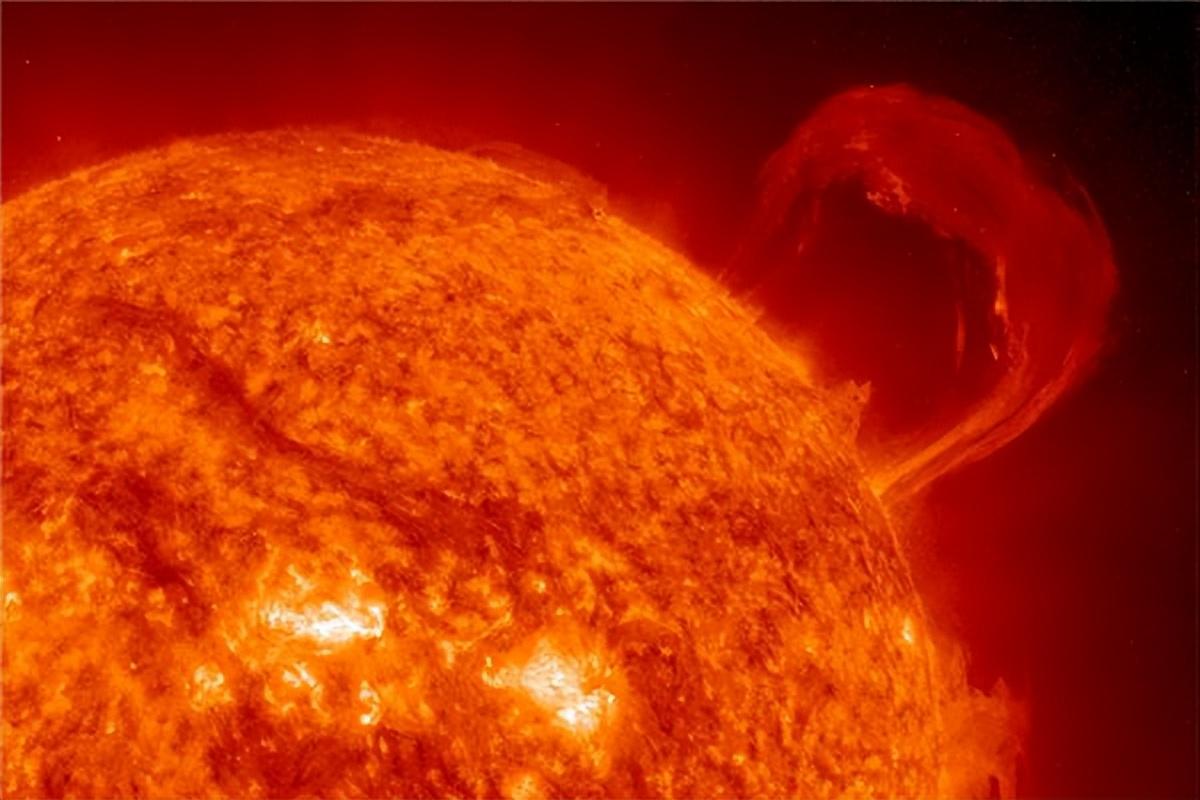 太阳爆发超级日珥,长达数百万公里,秒速数百公里,出现原因不明