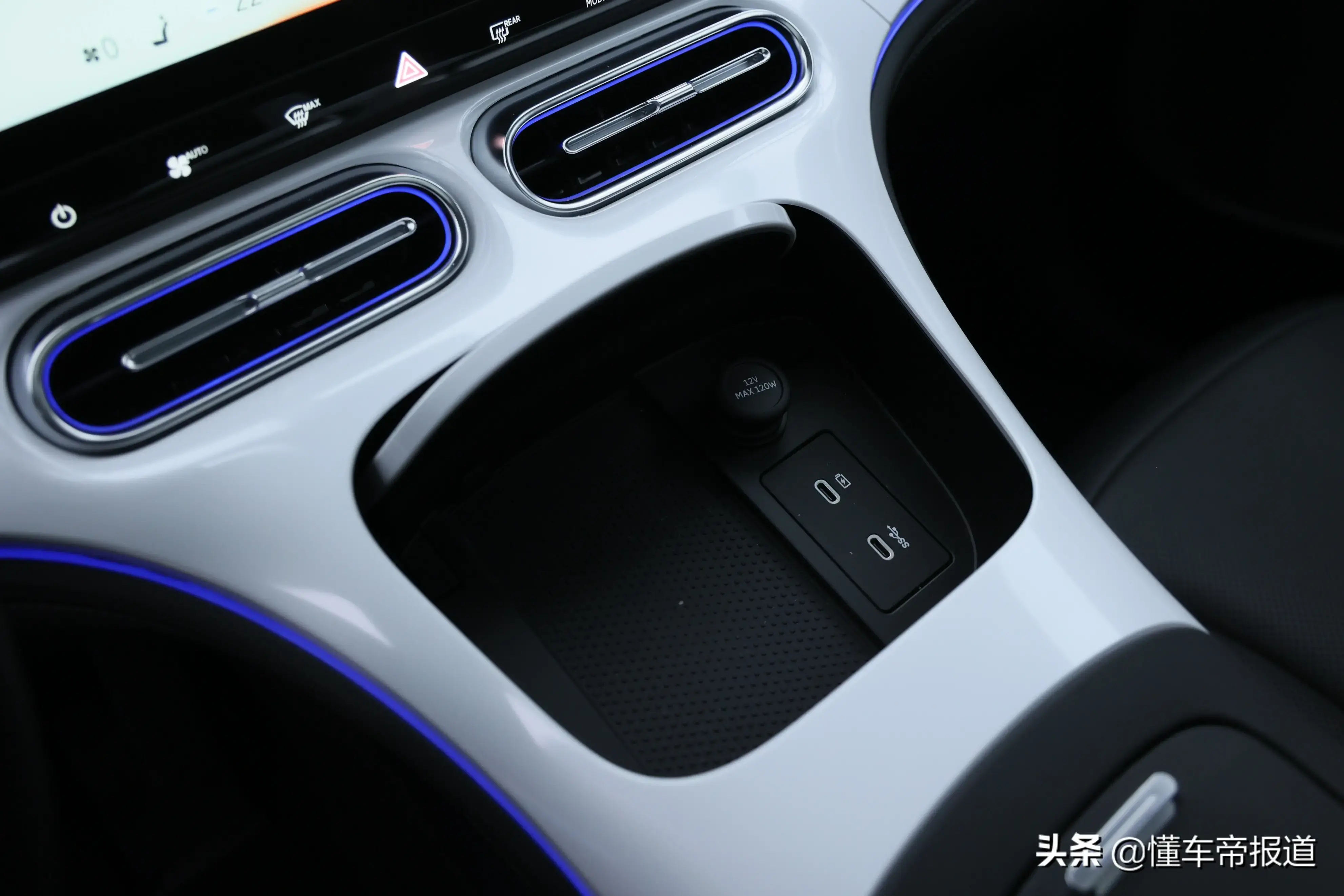 内饰:兼具科技感与实用性