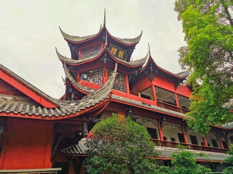 隆静师傅说,清康熙年间,永祚寺修殿二重,寺有八卦台,台内所挂铁钟,晨