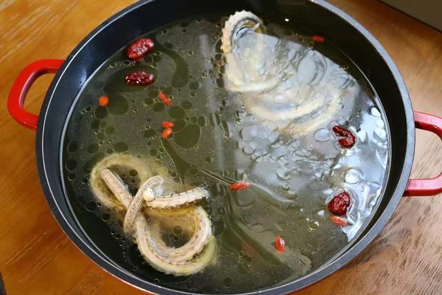 盘去骨去皮的蛇肉和两盘带皮蛇肉),各种蘸酱味碟,广东白切鸡,凉拌蛇皮