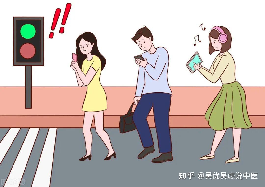 一直低头玩手机的你颈椎还好吗要如何预防缓解颈椎疾病