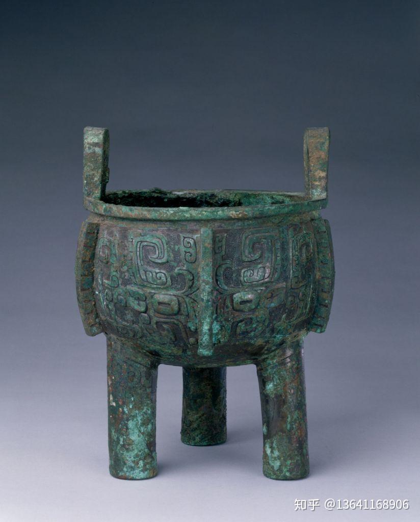 下边三个圆柱形的腿,顶着一个圆圆的大肚子,上边还有两个鼎耳朵,辨识