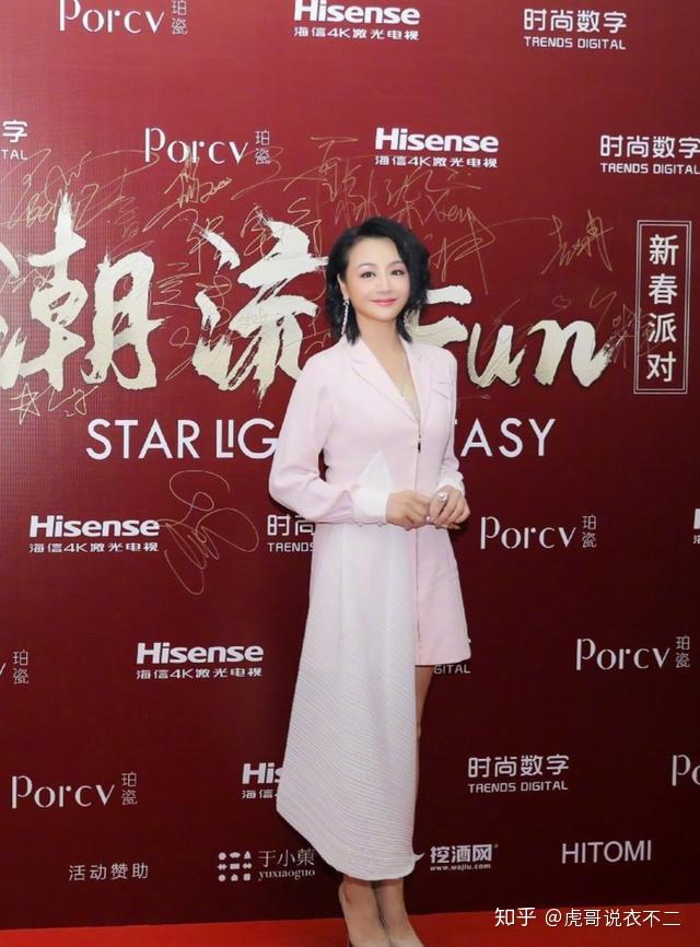 曹颖越老越开放46岁依然穿短裤秀长腿脸上皱纹不要太真实