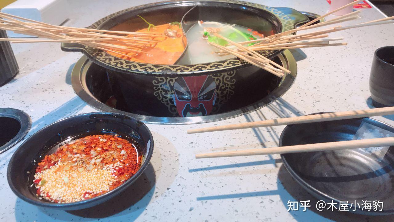 便点骨汤及番茄锅,凑成容易被四川人骂的两大锅底