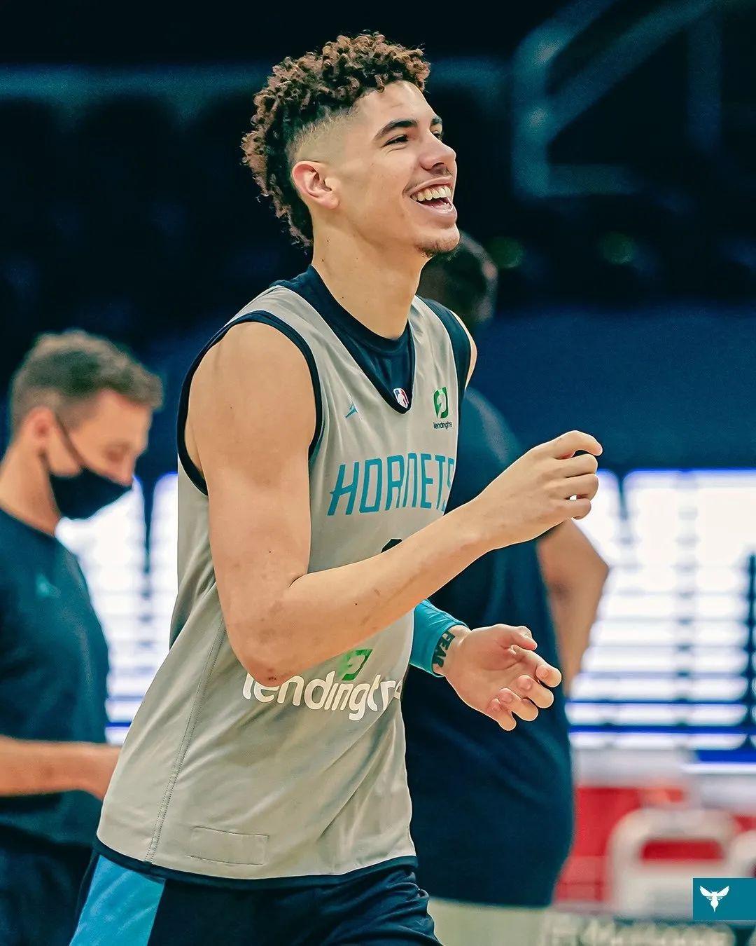 篮球壁纸三球生涯首个三双成历史最年轻三双先生