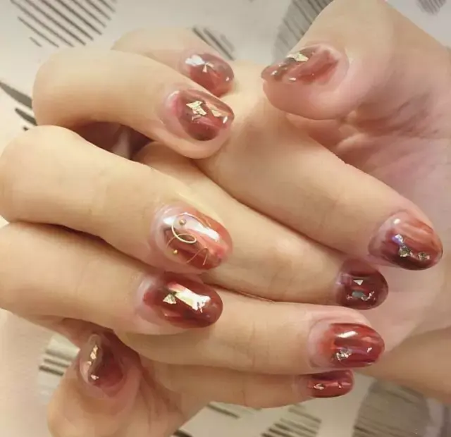 这里可能是最全的新年美甲集合了-新年美甲图片2021简单大方红色衣服