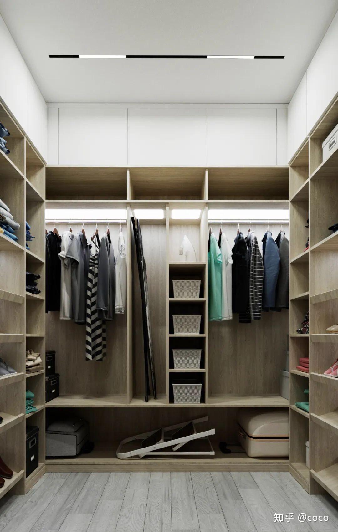 在设计衣柜时可以考虑做这样一个没门的格子或者一扇柜门用玻璃来进