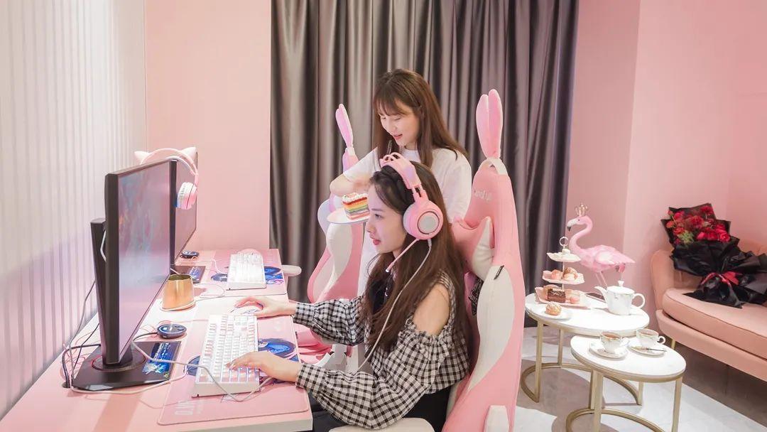 涵盖从大床房到六人间等各类电竞房型,且配置当下时尚前沿的专业电竞