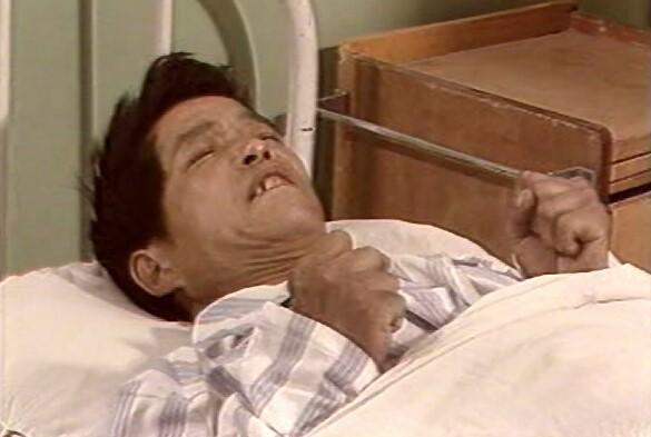 和背部肌肉同时收缩,但因背部更有力,一般会形成"角弓反张"的特殊现象