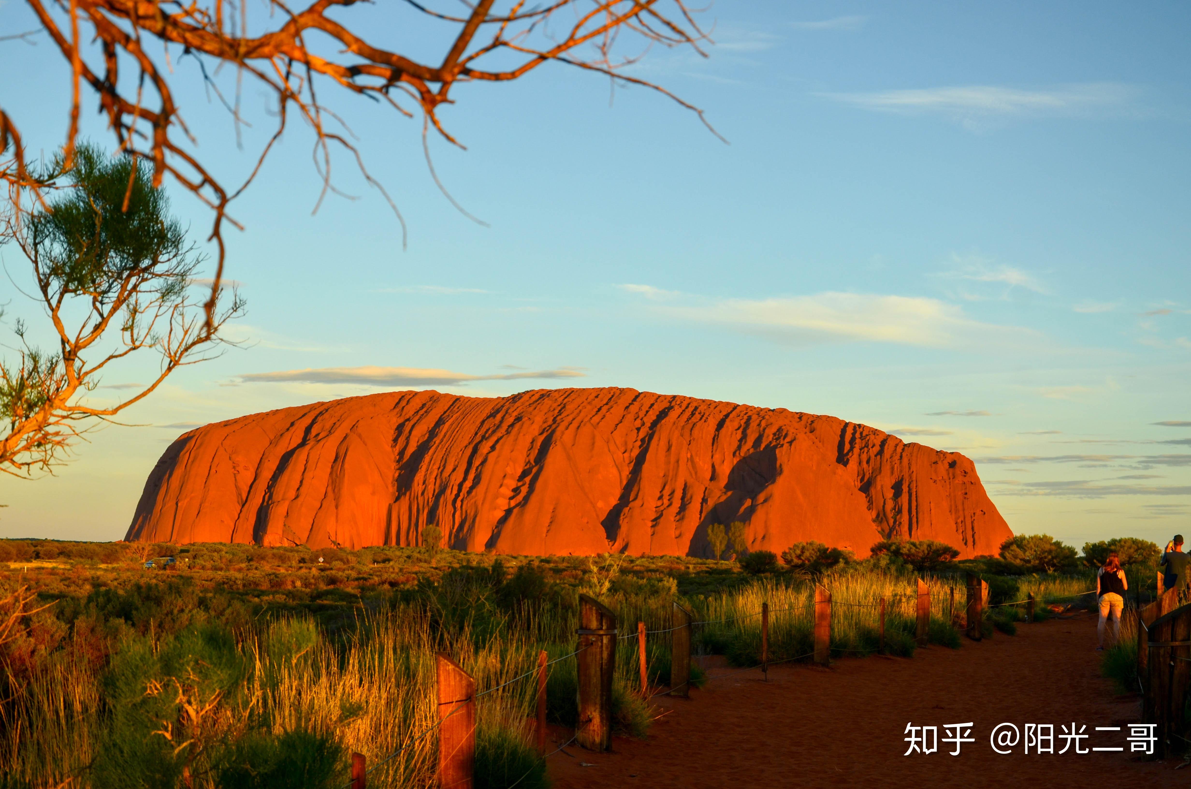 第七天  上午飞抵乌鲁鲁,下午和第二天一早游红石山