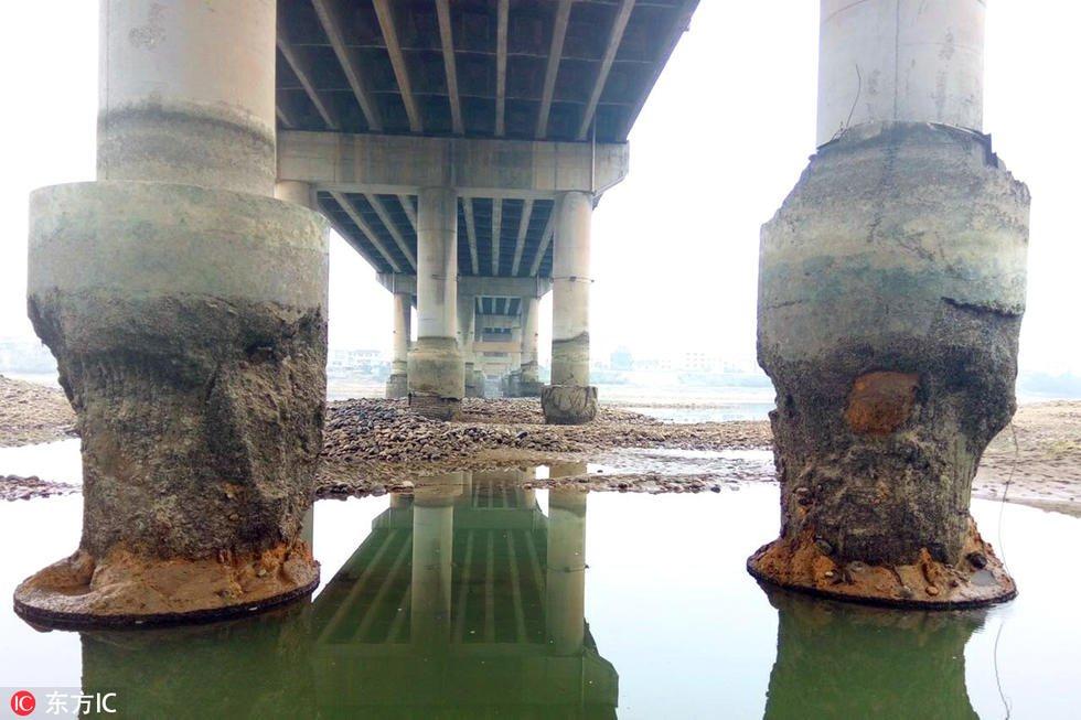 2016年10月15日慈利澧水大桥桥墩如遭"虫蛀".施工方称其安全.