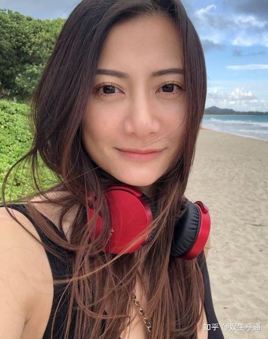 香港女星黄伊汶一出道就被封少男杀手,之后她前往日本接受声乐和舞蹈