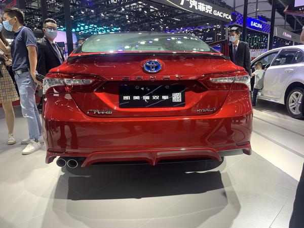 2020广州车展丰田凯美瑞双擎版外观的造型非常有性能范