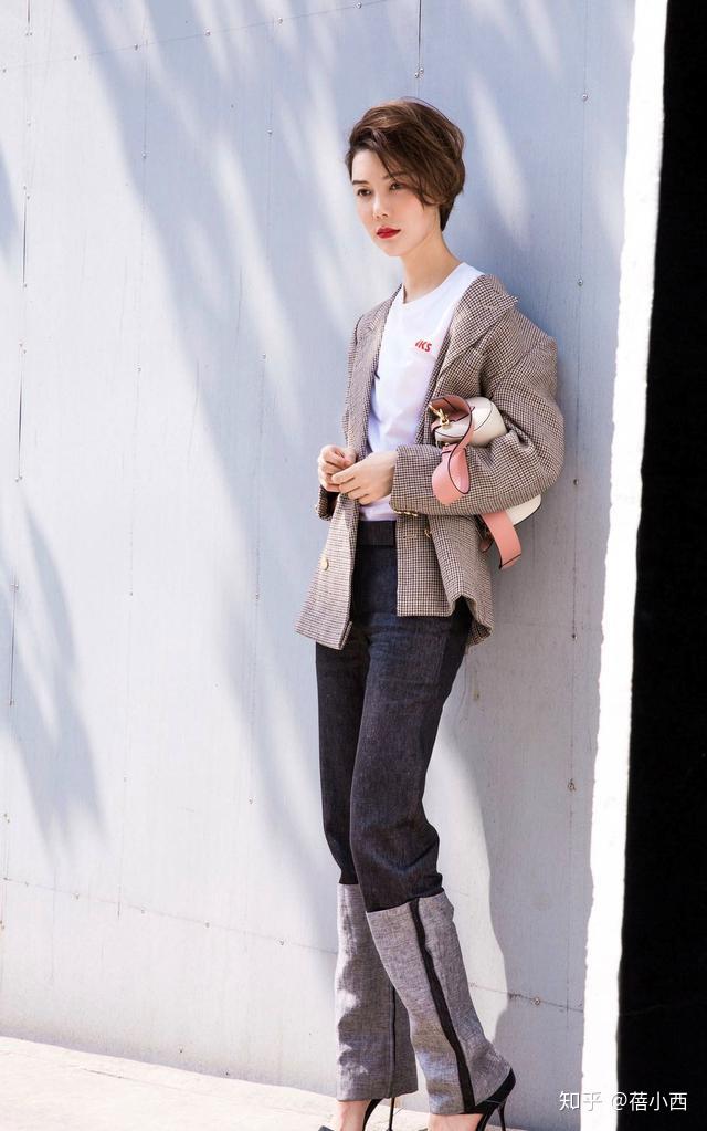 170cm的车晓身材太好!穿白色连衣裙配短发时尚高级,气质太惊艳