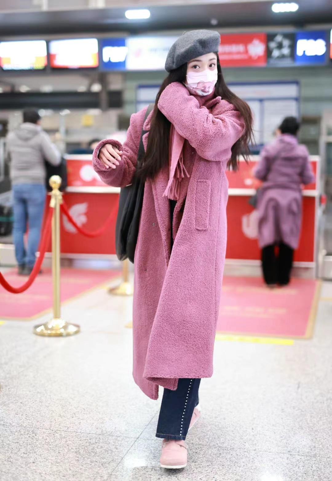 周洁琼穿粉色毛呢大衣配同色系围巾甜美温婉少女感十足