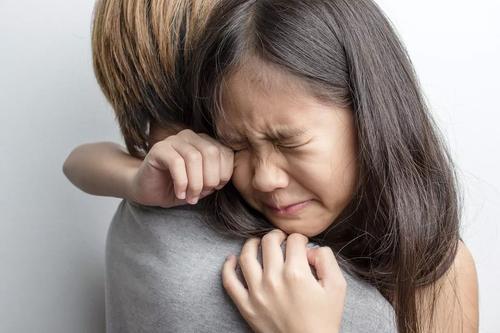 父亲节抢救38岁的年轻父亲10岁小闺女在手术室外静静等候