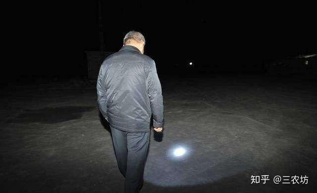 农村老人告诫晚上走路有这些禁忌是胡说八道还是确有其事