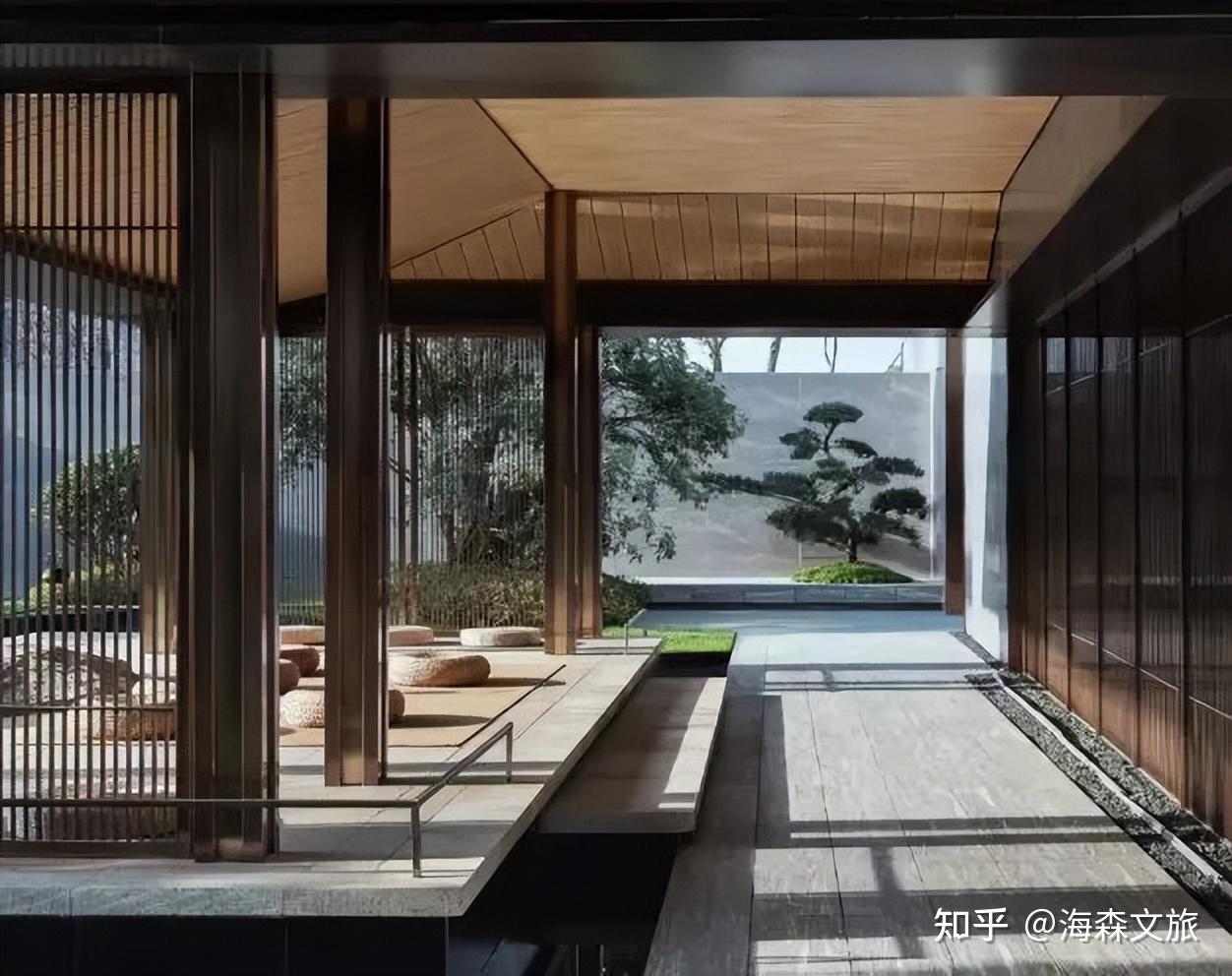 相较于日式禅意空间在空间营造中力求用料纯粹,运用枯石白沙象征自然