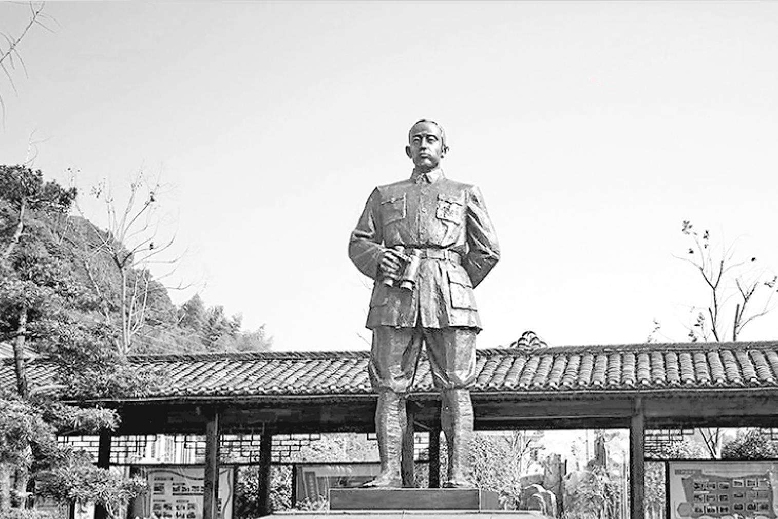 粟裕崇敬的首长被杀13年后拿张灵甫开刀复仇自己骨灰葬战场