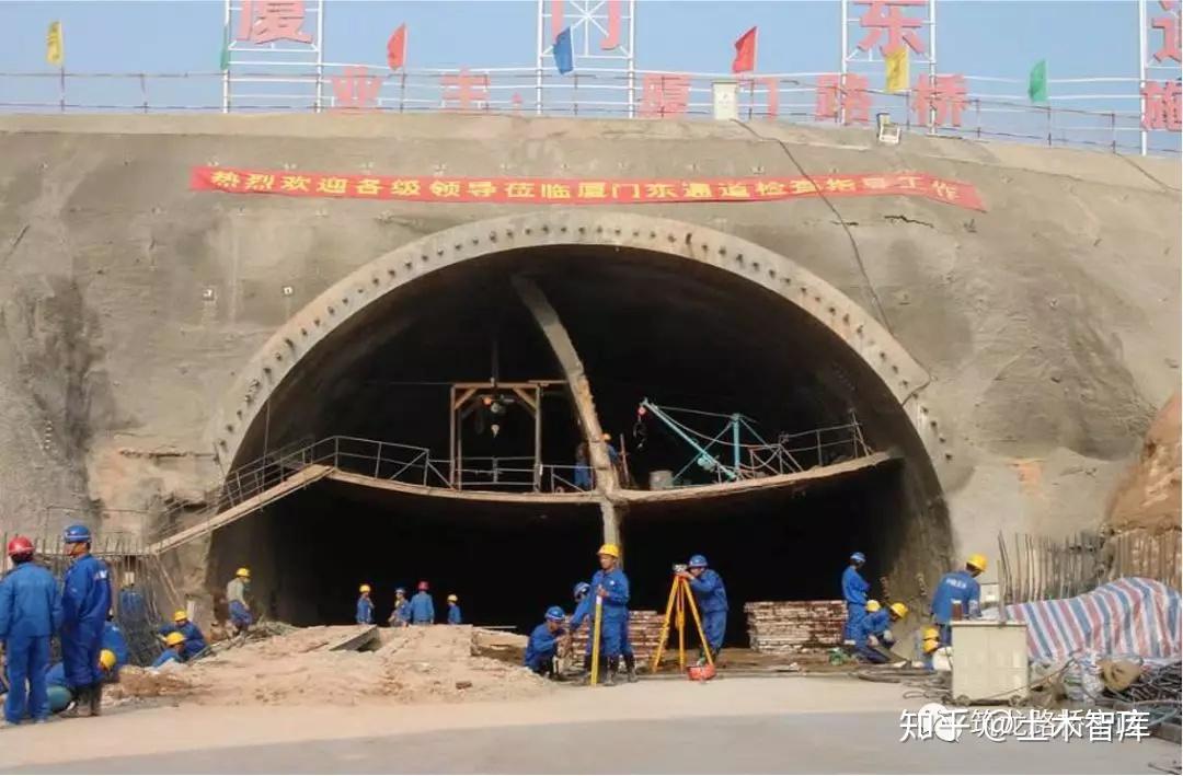 6,双侧壁导坑法双侧壁导坑法是先开挖隧道两侧导坑,及时施作导坑四周