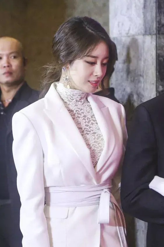 气质很适合这种打扮,因为其长相属于传统型的美人,看她以前的礼服扮相