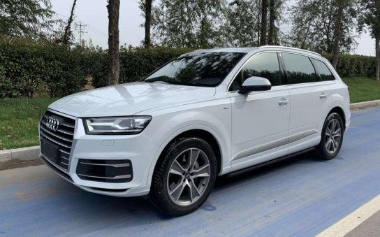 2020款奧迪q7實車現身冰川白塗裝很大氣20t30t配電子檔杆