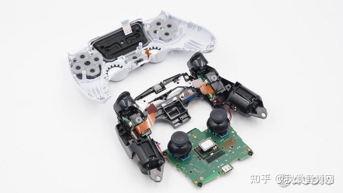 索尼ps5 dualsense 无线游戏手柄腔体内部结构一览,扳机模组通过排线