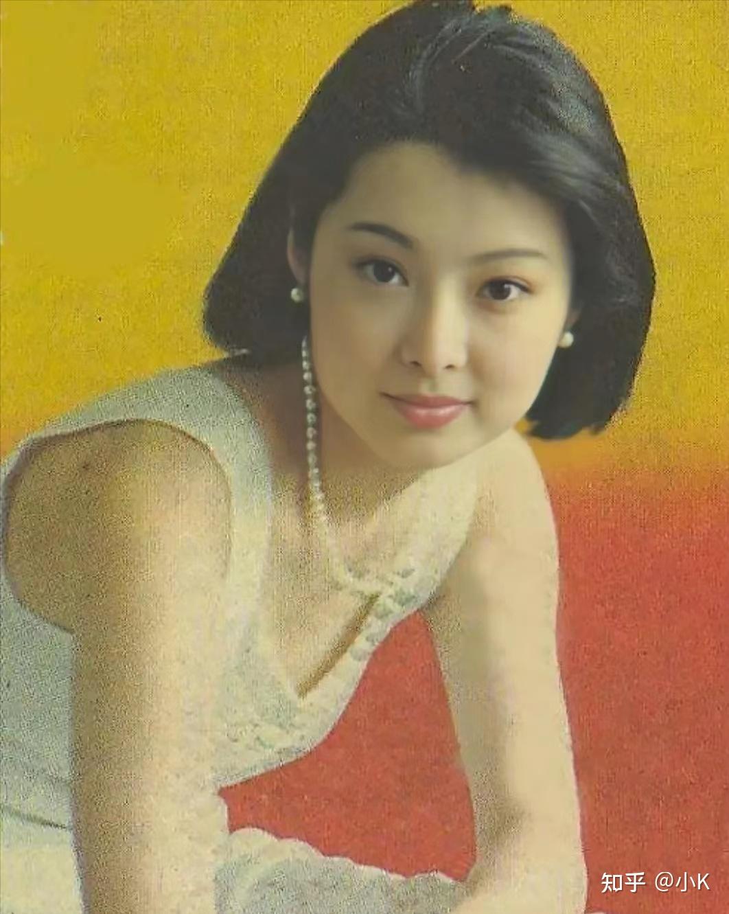 考古女星罕见18岁青涩照,刘亦菲太甜了,宁静好野