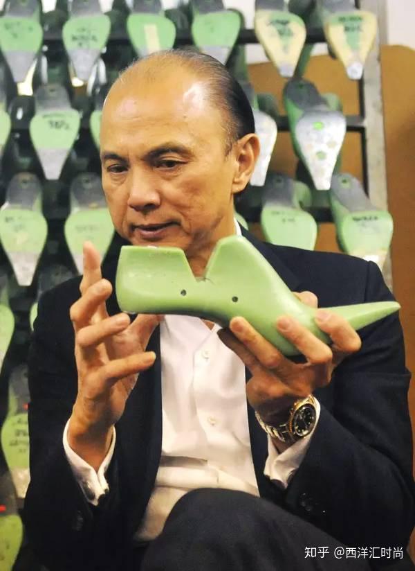 jimmy choo 创始人周仰杰设计师周仰杰(jimmy choo)是广东梅县客家人