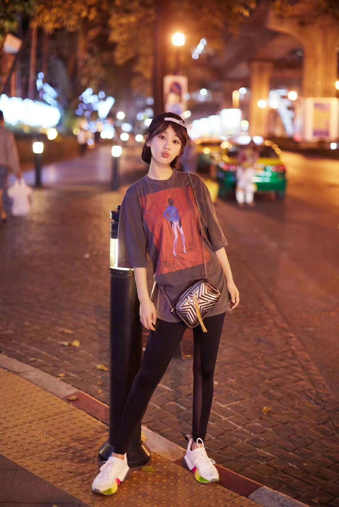 杨紫街头随拍印花t恤配黑色瑜伽裤活力又吸睛时髦还显高