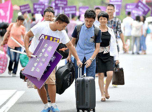 大学上学照片图片