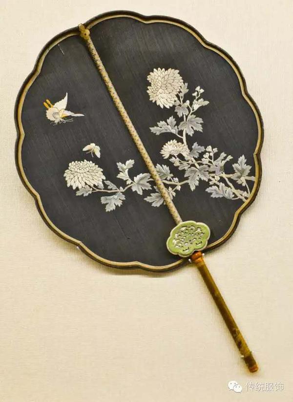 但缂丝粗劣不说,从造型上也有悖传统团扇