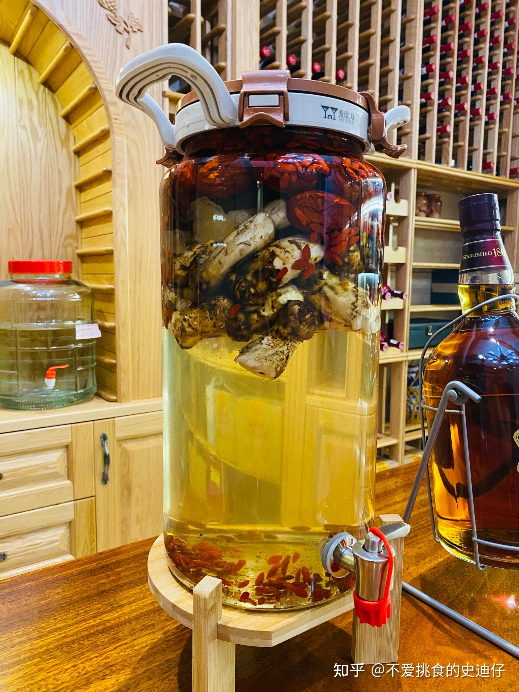 男子活蛇泡酒一年,毒蛇竟然全部"复活",泡药酒需要注意什么?