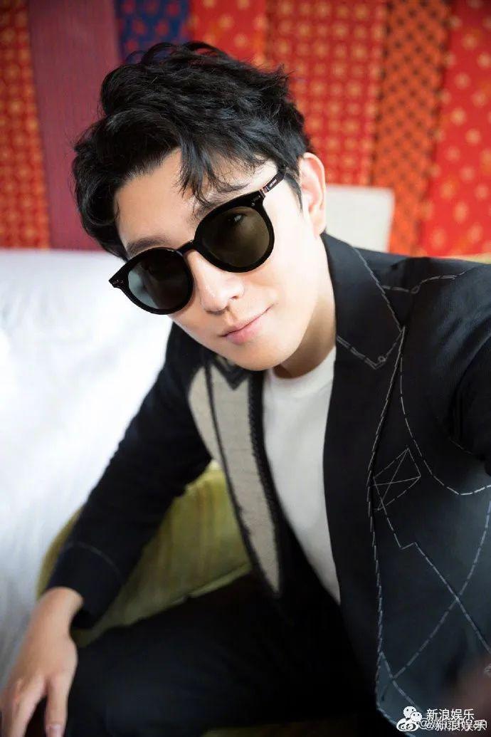 当天,海陆收工后被拍到和姚远同回酒店,之后俩人又并肩出门逛街;第二