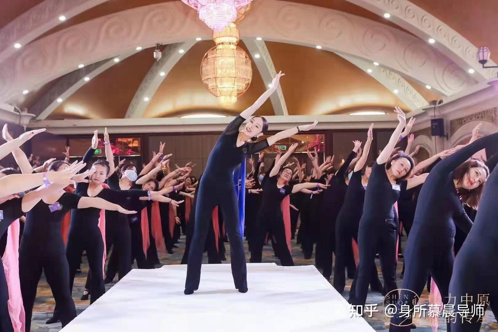 【值得收藏】慕晨:身所优雅仪态会帮人洗脑吗?身所形体礼仪的模式是什么? - 知乎