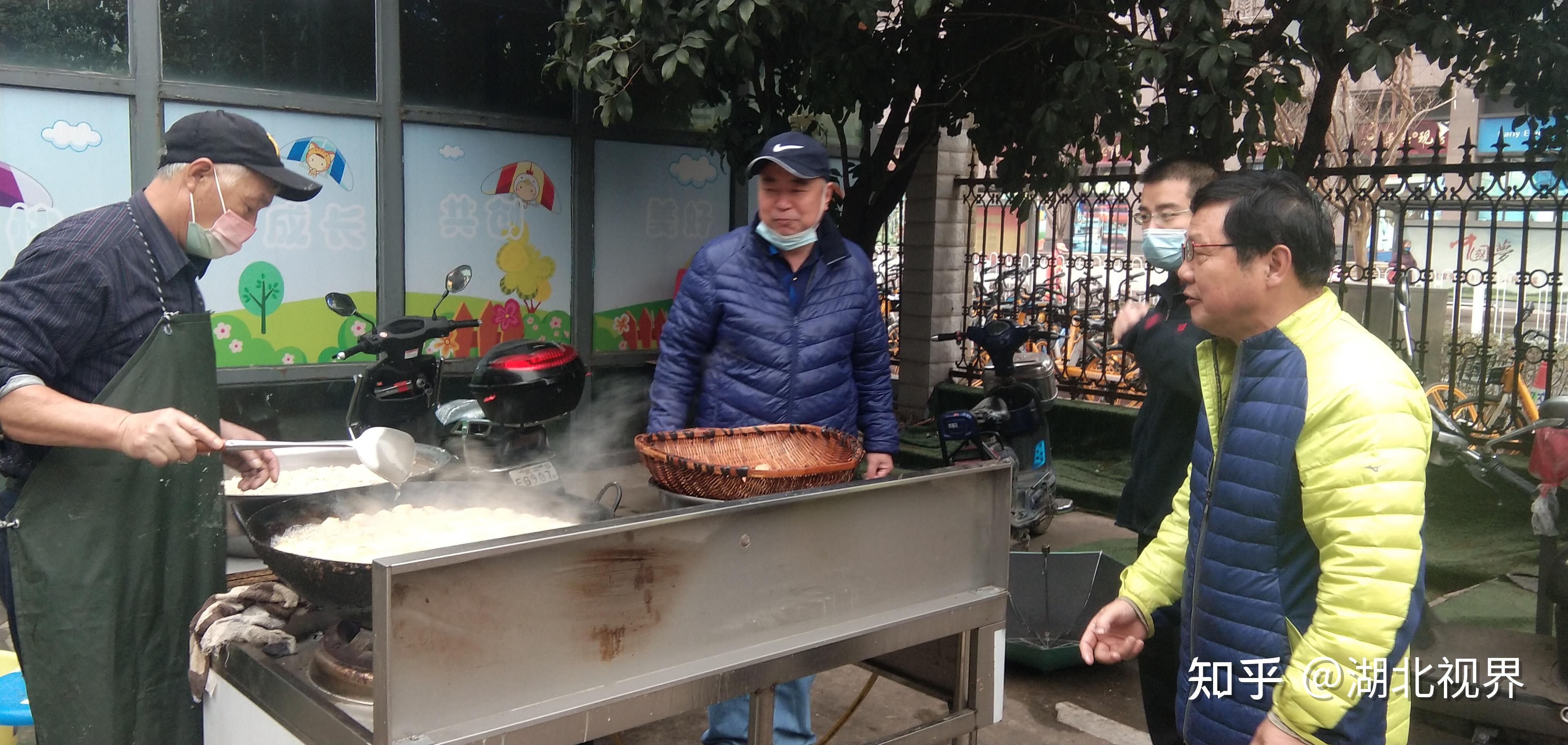 她說小區門口有一家炸肉丸子魚丸子魚塊的,味道非常好,要記者來採訪一