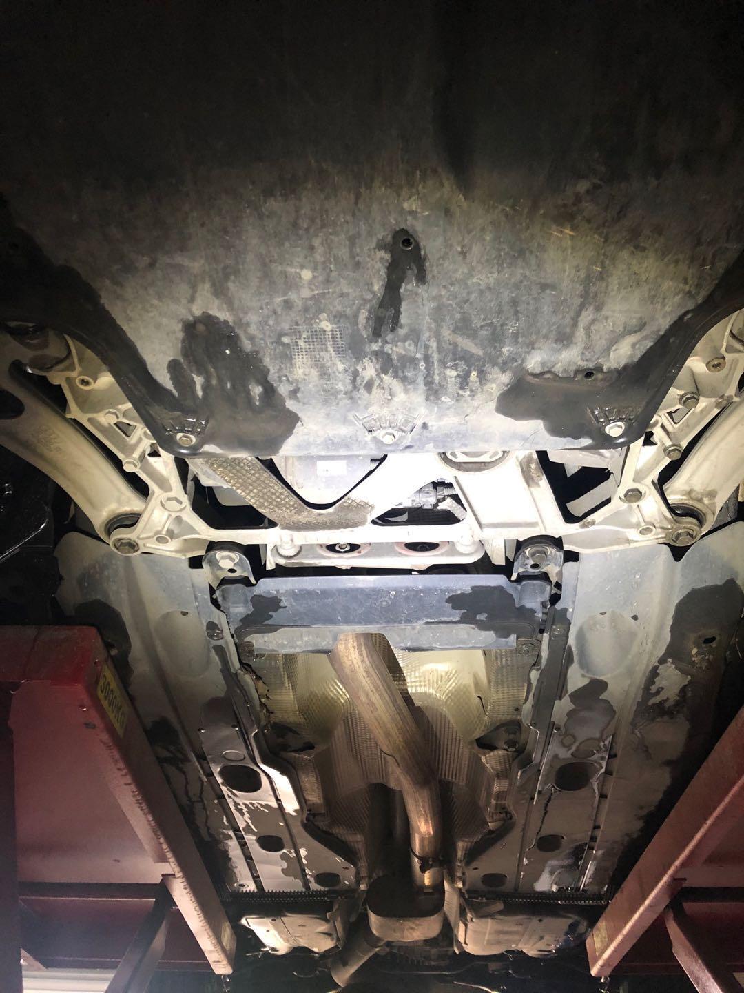 回来后老王马上开始上架检测底盘,底盘还算是比较规整,这条弯弯的排气