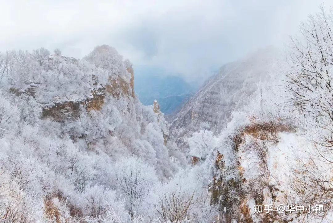 河北旅游涞源白石山初雪华中小镇高山暖泉风景如画