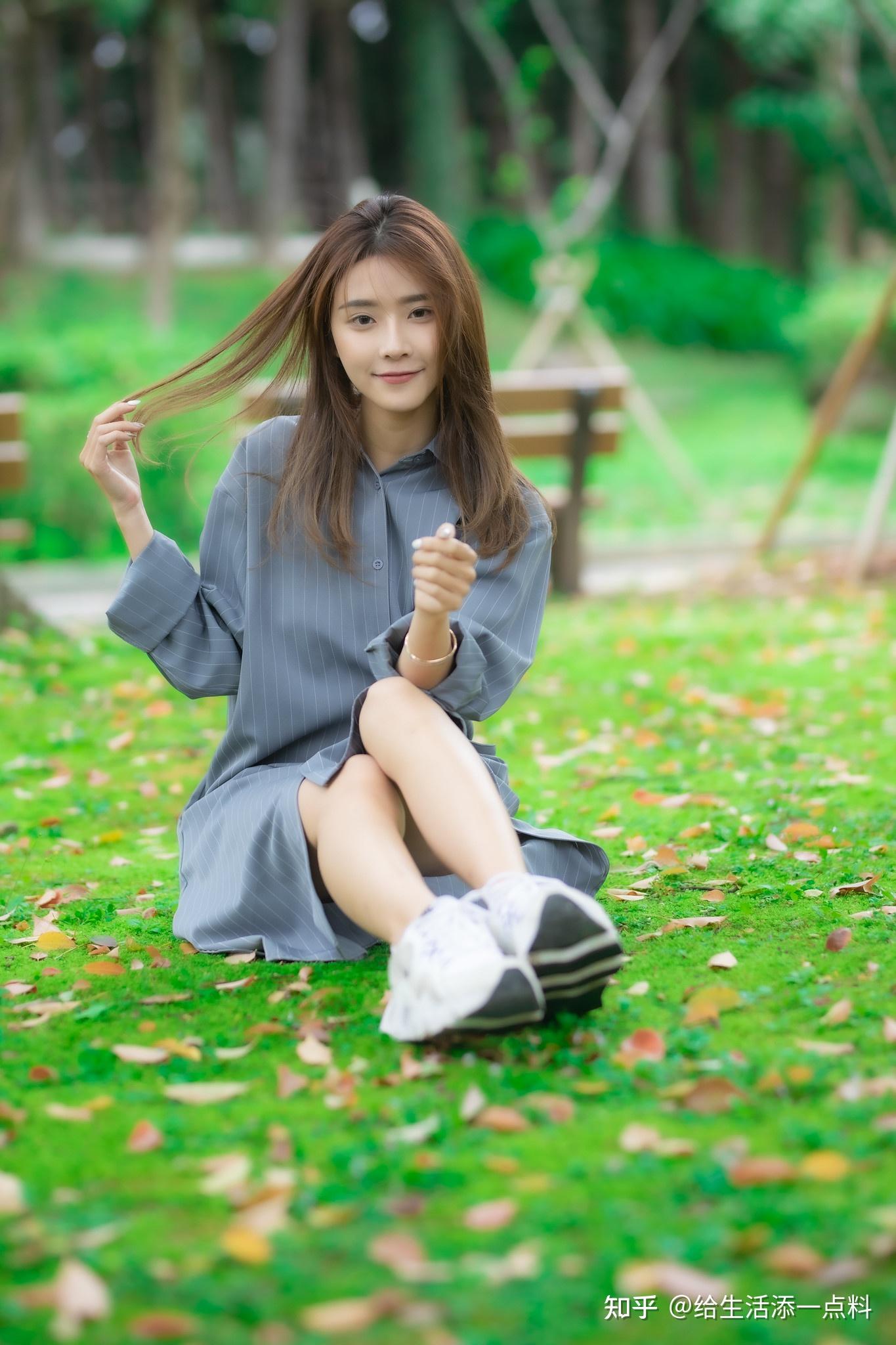 户外踏青的美女,优雅大方的条纹衬衫裙搭配白色运动鞋青春靓丽美