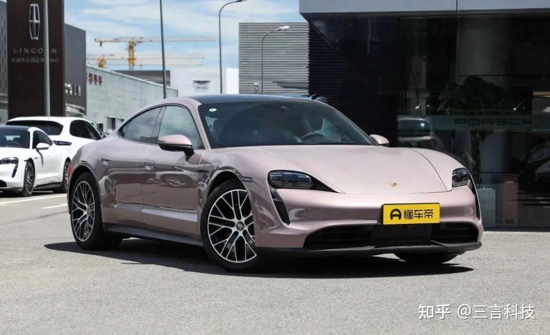 有网友认为小米汽车前脸像迈凯轮,车尾像保时捷;保时捷taycan有网友