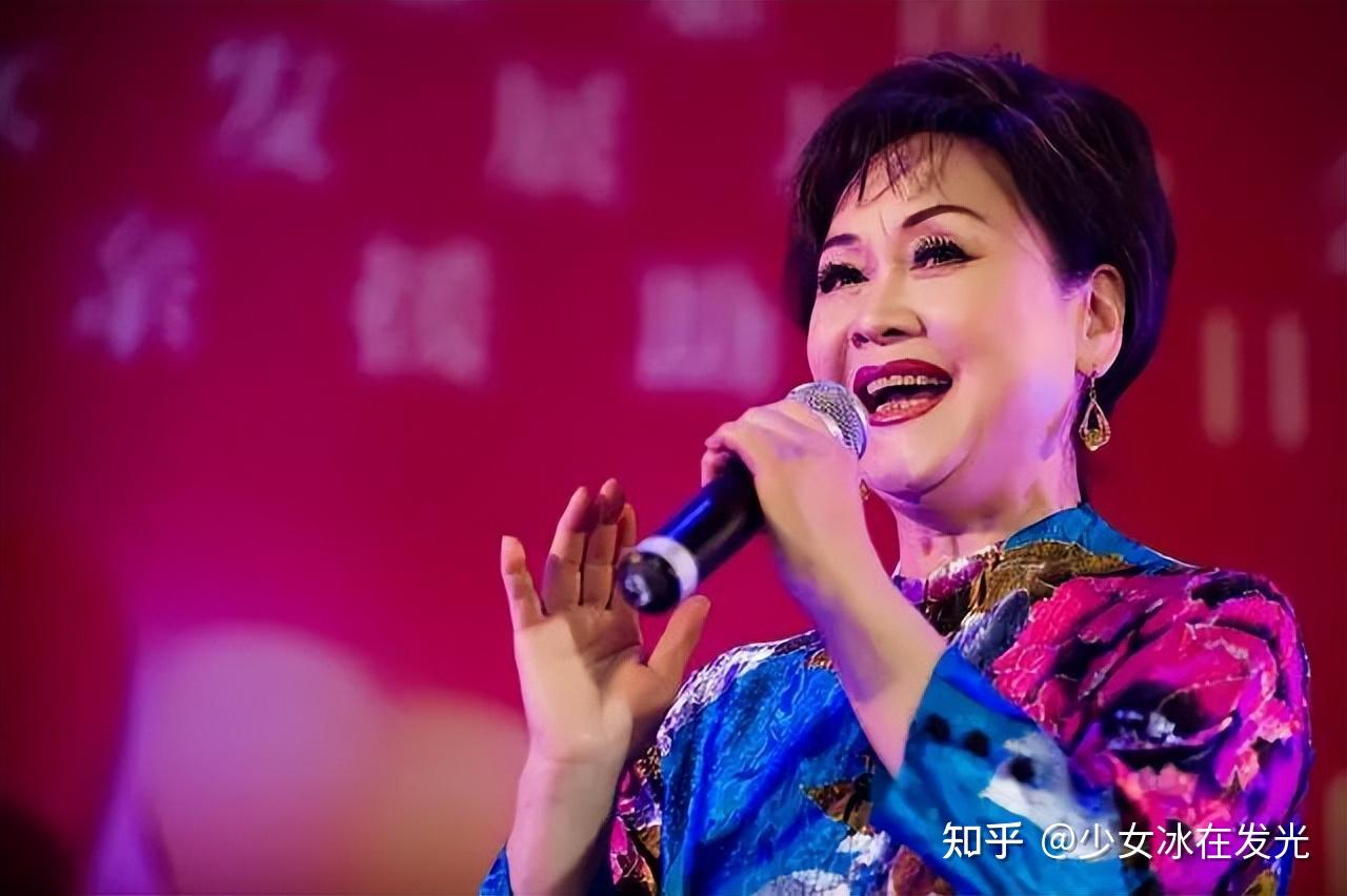 为什么每年央视春晚的最后一首歌都是由李谷一领唱《难忘今宵》? - 知乎