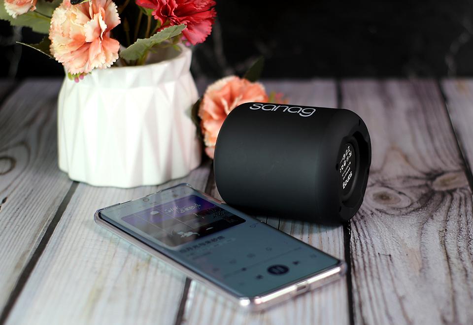 总体来说,这是一款便携性不错,声音洪亮,可玩性高的蓝牙小音箱,喜欢的