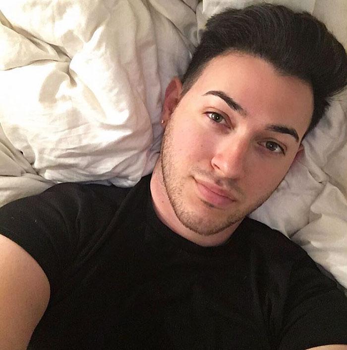 猜你们也很好奇他原本到底长什么样,小lu找到了他的素颜照▼▼他在