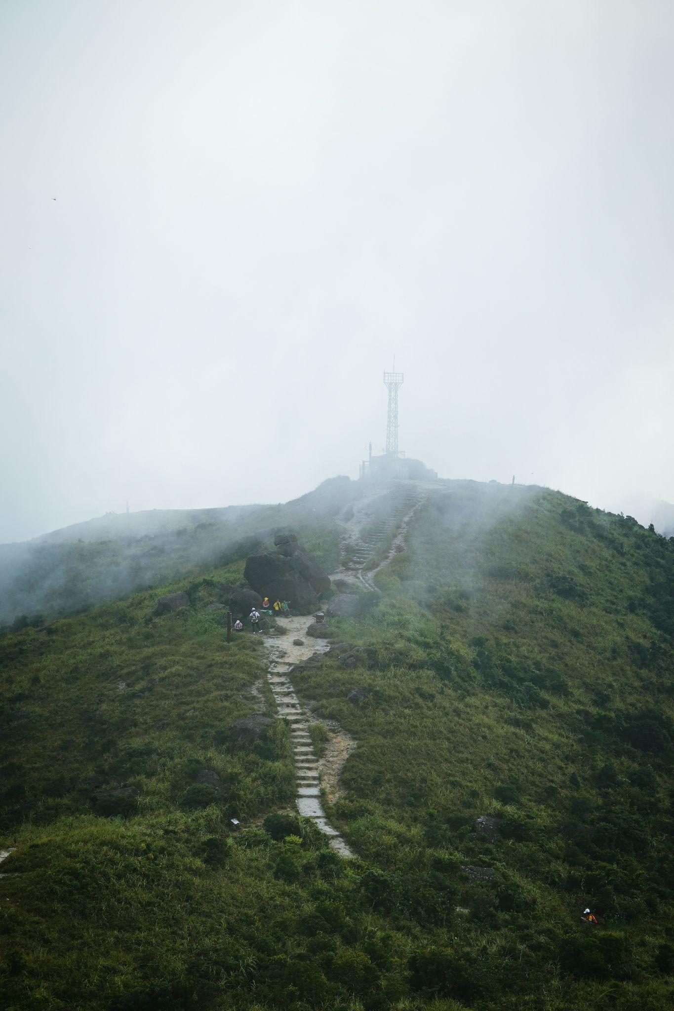下山在山顶感受完七娘山的壮阔,已是两点钟,其实还有别的山头可以去