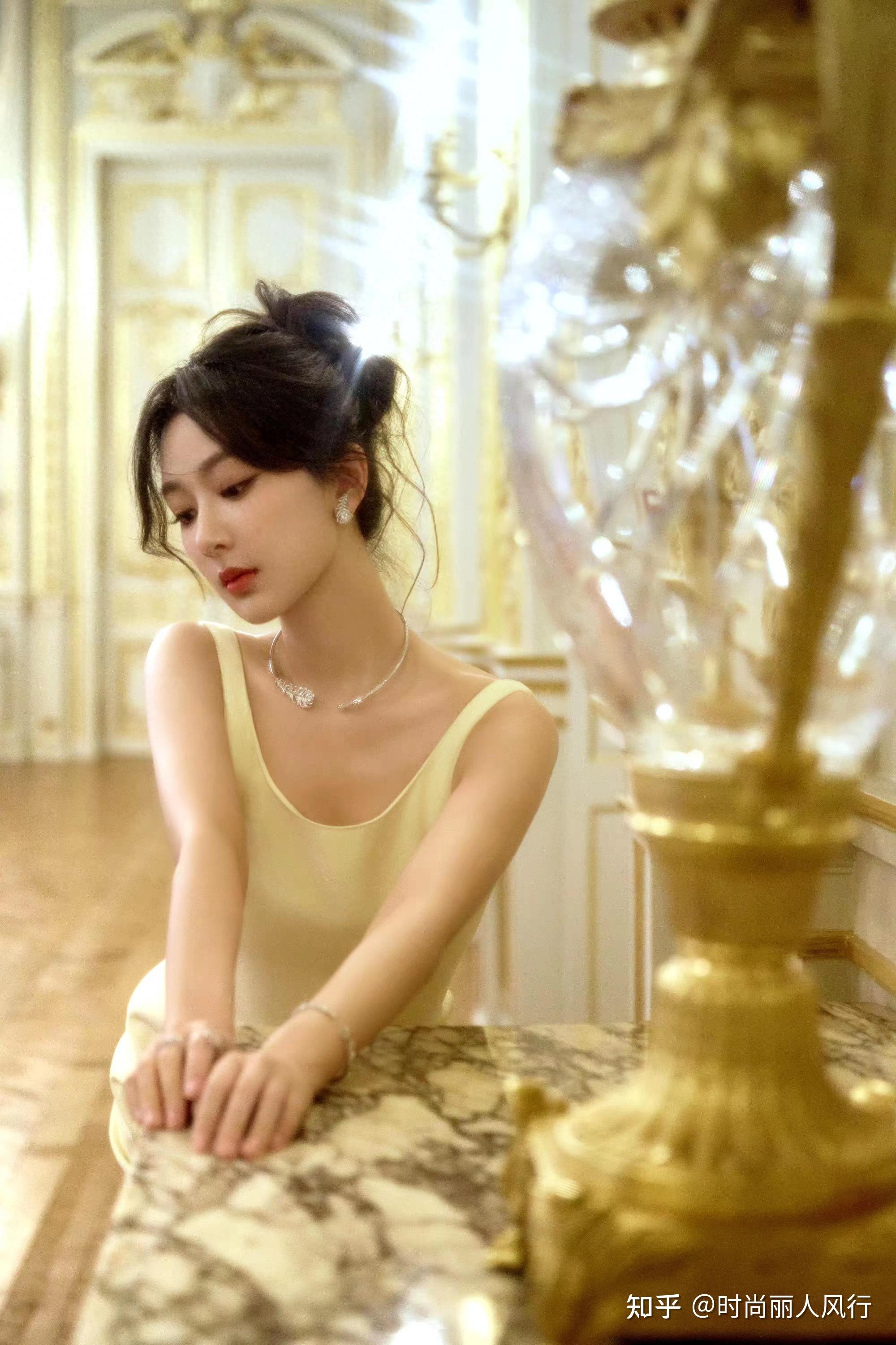 杨紫补齐时尚短板新亮相穿露背高定美貌封神凹姿势大秀蜜桃臀