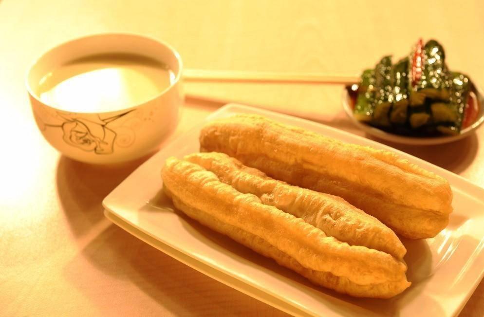 有一类人习惯了豆浆 油条的早餐标配,认为传统的中式早餐才是早饭