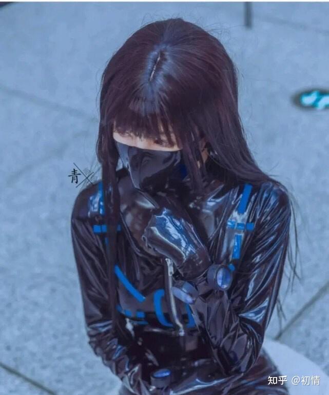 因为虽然女装大佬也是可以cos胶衣,但是实际上要求还是太严格,很少有"