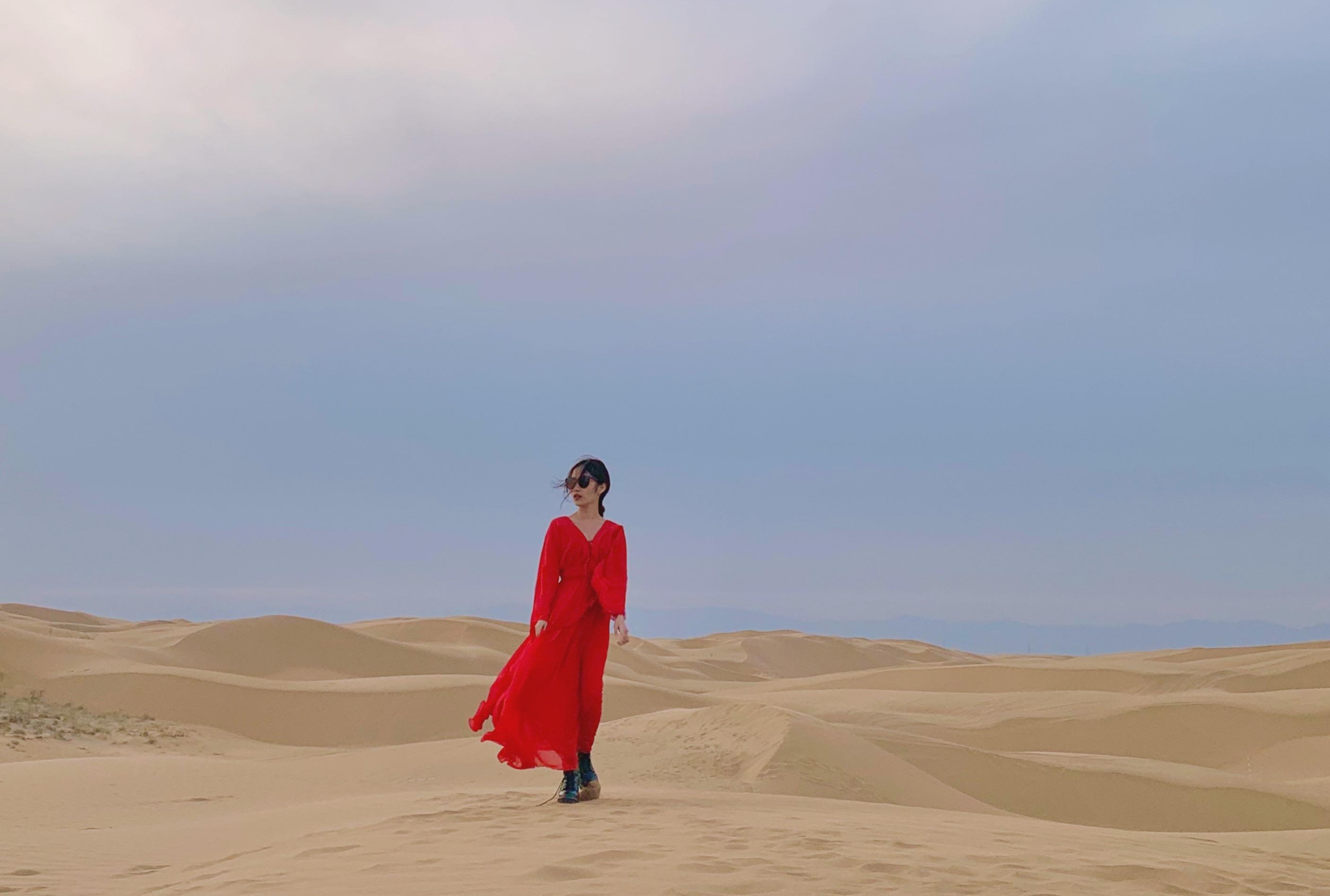 皮夹克短裤,是沙漠最帅的装扮,跟沙漠也很搭.